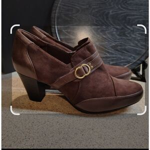 Clarks Bendable Brown Suede Side Zip, Size 11 M. A4
